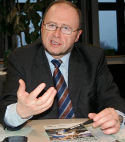 De unga som betonar individualism och pluralism r frmmande fr politisk agitation, frklarar Luc Cortebeeck sin egen organisations framgng med att vrva medlemmar. Foto: HILKKA JUKARAINEN