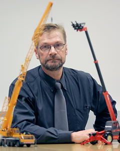 verinspektr Harri Patrikainen r bekymrad ver infldet av olagliga schaktmaskiner. Arbetarnas skerhet stts p spel. Foto: PATRIK LINDSTRM