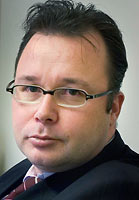 Servicefackets vice ordfrande Anssi Vuorio sg grna att EK fanns p plats — p nrmare hll. Han kritiserar skarpt EK:s glesnande regionkontorsnt som frlnger och frdyrar behandlingen av konflikter. Enbart Servicefackets distriktskontor hade i brjan av r 2005 nstan 500 ppna konflikter.Foto: HELI SAARELA