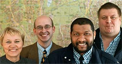 Helsingfors stads trafikverk.Frn vnster: administrativa chefen Lilja Kinnunen, trafikchef Mika Seppnen, Abdulkadir Hassan Omar och frtroendemannen Jouko Laine.Foto: PATRIK LINDSTRM