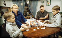Hemmakväll. Operation är ett spel alla kan delta i. Pappa vann igen! Foto: PATRIK LINDSTRÖM