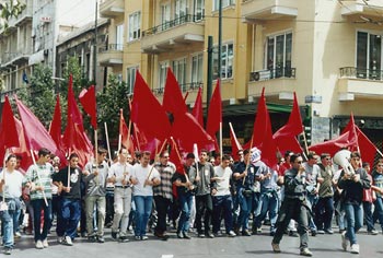 Fackliga jttetg genom Aten arrangeras d och d, bl.a. p den internationella aktionsdagen mot Irakkriget.  Bilden r dock frn frstamajtget r 2001. Foto: INGEGERD EKSTRAND
