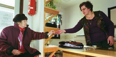 Tuula Rova gillar jobbet på återvinningscentralen, där hon träffar mycket människor. Foto: HELI SAARELA