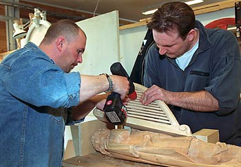 Kopian va konung David vntar p en sista finish. Ari Pasma t.v. och Marko Suomalainen arbetar p en annan del av ornamentet. Foto: HELI SAARELA