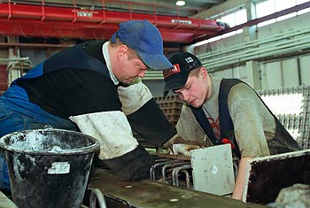 Veli-Matti Lahtinen t.v. och Janne Lohiniva r glada ver att ha hittat en arbetsplats i hemknutarna. Foto: HELI SAARELA