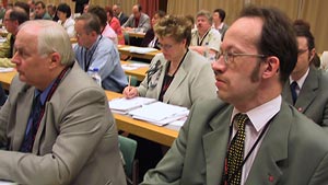 Omsorgen om sysselsättningen stod högst på fullmäktiges agenda. I förgrunden Kommunals fullmäktigemedlem Raimo Timonen. Foto: AINO PIETARINEN