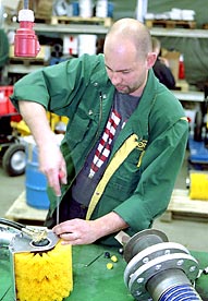 Borste modell mindre. Med borstaggregatet Toivo Vihtre monterar p fretaget Magnusson & Stoor... Foto: MATTI YLIROTU