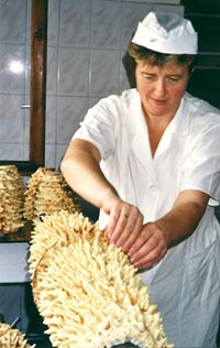 Zofia Jasiuvain vakar ver att sakotiskakan, en litauisk festkaka, ska bli klar. Foto: HILKKA JUKARAINEN