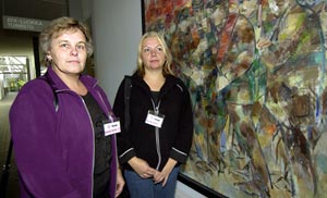 Huvudfrtroendeman Dorita Sjholm, Lovisa, r i den lyckliga situationen att Servicefacket PAM:s avtal finns p bgge sprk. Foto: VELI-MATTI PARKKINEN