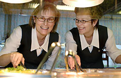 Mervi Mustonen och Liisa Kemppainen p Kajateria. Foto: HELI SAARELA