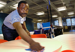 Collins Abgonogieva, fdd i Nigeria, med universitetsexamen frn Benin och snart ocks frn Helsingfors, stdar mbetshuset i Ble p heltid. Och trivs. Foto: HELI SAARELA