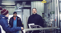 Arbetarskyddsinspektr Matti Uusimki t.h. ger rd fr att hja skerheten p reningsverket. Miljingenjr Johanna Penttinen-Kllroos och Peter Sundholm, ansvarig sktare, lyssnar uppmrksamt. Foto: PATRICIA RODAS