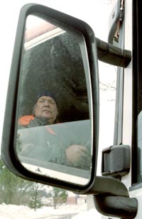 Brott mot kr- och vilotider kan ventyra trafikskerheten. Stller chauffrerna inte upp p arbetsgivarnas krav fr man de smsta krslorna. Foto: MATTI YLIROTU