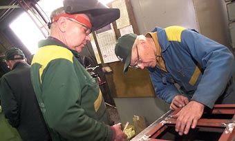Ralf Brännbacka o Paul Kronqvist jobbar med ett spisinlägg. Foto: JOHAN SANDBERG
