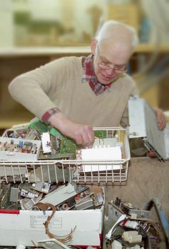 En liten del bara s fungerar kylskpet igen. Clas-Gran Eldemark r instrument- och finmekaniker och har funnit sin plats p Uusiokeskus. Foto: MATTI YLIROTU