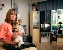 Minna Kaaja och fjrilshunden Tepi trivs i Rantakyl . Foto: JAAKKO KILPIINEN