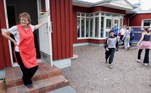Helst skulle Gunvor Lemstrm fortstta fram till pensioneringen som husmor i Degerby lgstadieskola, men inte med frkortad arbetsdag. Foto: PATRIK LINDSTRM