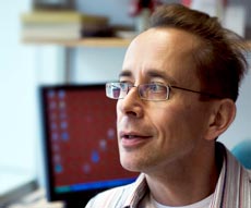 Jorma Peussa menar att medborgarnas kontakter till kommunen minskar med kad privatisering. Exempelvis ansvaret fr de gamla kan i vrsta fall frsvinna helt. Foto: HELI SAARELA