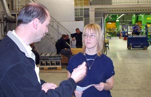 Uppsagda kantpressaren Teresia Hindersson vill utbilda sig till svetsare med std av det nya omstllningsstdet. Klubbordfranden Willy Gundstedt tycker att det r en bra ide. Foto: STIG JUTTERSTRM