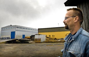 Terminalen är till för kundernas behov, vi stuvare kommer i andra hand. Vill skepparen se lastningen från kommandobryggan är nog dörren ut öppen och det drar för fullt, spår huvudförtroendeman Juhani Autio.' Foto: ESA MELAMETSÄ