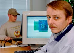 Flextronics frtroendeman Jari Krupula r fr tredje gngen i r inkopplad p samarbetsfrhandlingar. Nu krs fabriken ned. Arbetsfrmedling frsiggr p arbetsplatsen, i bakgrunden Timo Nahkala som granskar utbudet av arbetsplatser. Foto: HRRI NURMINEN