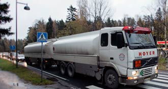 Lasten innehller ver 50 000 liter explosivt brnsle och totalvikten r 60 ton. Ngot att tnka p fr den som vill kra om en sdan hr bil. Foto: PATRIK LINDSTRM