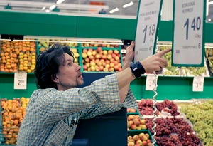 Marko Nyqvist har hand om frukt, grnsaker och brd i Jumbovaruhusets Prisma, dr han r frtroendeman. Han har dremot sllan tid ver fr frtroendeuppdraget. Foto: PATRIK LINDSTRM