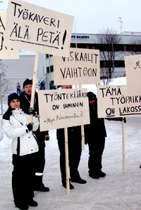 Arbetstagarna p Foxconn protesterade mot strejkbrytare under konflikten som fljde p arbetsgivarens byte av arbetsgivarfrbund. Foto: TUOMO LILJA