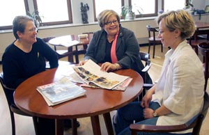 Nancy Lkfors, Ann Selin och Hannele Pohjanpalo-Sampio diskuterar strategier.  Foto: PATRIK LINDSTRM
