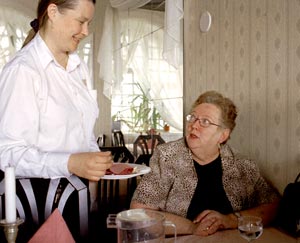 Gemensamt fack. Laila Suortti (t.v.) och Tarja Karenius hr till samma fackavdelning i Hang. Foto: MATTI YLIROTU