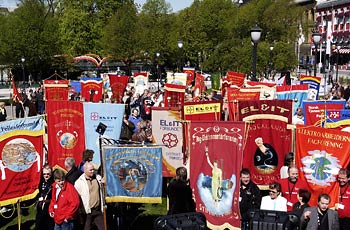 Fackavdelningarna i LO-frbunden stllde upp med rda fanor, d LO-kongressen markerade sitt missnje utanfr Stortinget med den arbetsmiljlag som r under arbete. Foto: LO MEDIA
