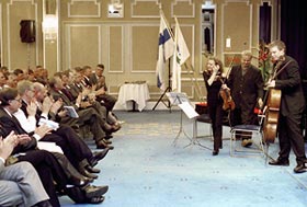 Klassisk musik, framfrd av trio Iro Rantala, Minna Pensola och Timo Veikko-Valve, angav tonen vid Mediefrbundets kongress. Foto: MATTI YLIROTU