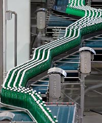 Bljande flasklinjer dmpar bullret p Hartwalls fabrik i Lahtis. Plast, och aluminium, r ocks betydligt tystare som frpackningsmaterial. Foto:  PATRIK LINDSTRM