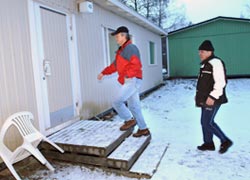 Markku Hyvnen (Lundo) och Kai Riskula (stermark) tar barack 42, sitt hem i veckorna, p Olkiluoto. Foto: JUHA SINISALO