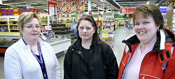 Ensamarbetet skall bort, hr br facket och lagstiftarna gra sitt, anser fr.v. Leila Tilvis, Sinikka Koskinen och Jaana Nerto. Foto: HANNE RUOTSALAINEN