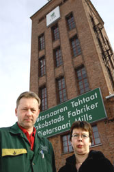 Frtroendemnnen Timo Menp och Helena Suvanto har svrt att frst att UPM-Kymmene som gjorde en nra 300 miljoners vinst vill minska personalen s hr radikalt. – Arbetsgivarens agerande r omnskligt, sger de. Foto: ESA MELAMETS