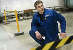 Tomi Virtanen har lagt sista handen vid ett mlarjobb. Biten ska torka innan han mlar vidare. Det stora hallgolvet mlas bit fr bit s produktionen kan fortstta utan avbrott. Foto. HELI SAARELA