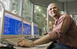 Veli-Pekka Vilponen fljer med vad som hnder i pappersmaskinen. S lnge allt gr vl r det lugnt ocks i buren. Foto. HELI SAARELA