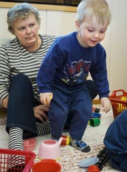 Vad ska Oskari, 2, nu hitta p? Familjedagvrdaren Pivi Virtanen fljer med hans frehavanden. Foto: HELI SAARELa