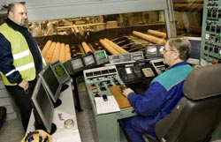 Linjeansvarige Aarre Mkinen och huvudfrtroendeman Matti Varis tror p sgens framtid i Vilppula, trots att den nu minskar sin kapacitet. Foto: HELI SAARELA