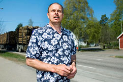 Tr och papper hller Anjalankoski flytande, eller s gr de det inte. Det r den nakna sanningen, sger Jorma Liukkonen. Foto: HELI SAARELA