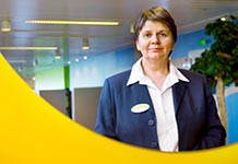 Förmannen Tuula Lötjönen håller liv vid trivseln på jobbet: framgång i arbetet ska firas. Foto: HELI SAARELA