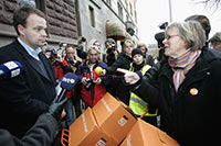 Vid fackets manifestation i december i Stockholm mot regeringens frsmringar i a-kassan verlmnade LO:s ordfrande Wanja Lundby-Wedin svenska folkets protestlistor t arbetsmarknadsminister Sven Otto Littorin. Foto: BERTEL ERICSON/SCANPIX