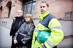 LO-ombudsmannen Christina Jrnstedt har bara lovord fr de regionala skyddsombuden som tcker var tredje LO-medlem. Byggnadsfrbundet var pionjr, berttar Byggettans ombudsman Kjell Johansson och RSO Tomas Kullberg, som just ska kolla ombyggnaden av centralpostkontoret i bakgrunden. Foto: MIKAEL SJBERG