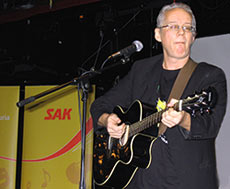 Jukka Vuoristo med sin gitarr. Foto: HELENA RONKAINEN