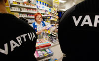 Tv bastanta vakter infinner sig p ett gonblick d Birgitta Juhala slr larm. Foto: ROBERT SEGER