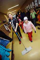 Seija Engstrm vill helst stda s att Ellen och hennes kamrater har en ren och snygg skola, men den verstora stdyta hon tilldelats medger inte det. Foto: ROBERT SEGER