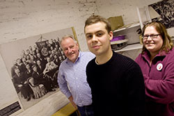 Ari Airo t.v., Joni Grannas och Susanna Aalto vill se FFC fylla frtroendemnnens verktygsback infr lokala frhandlingar. Foto: ROBERT SEGER