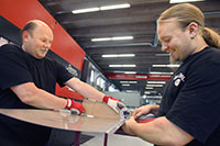 Hannu Mrtenson och Jari Jormalainen kollar falsbredden Foto: TUULIKKI HOLOPAINEN
