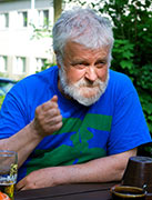 Sngen r en livsstil fr irlndaren, vstnylnningen, snickaren Tom Cadogan. Vintertid leder han en MBI-kurs i snickeri kombinerad med engelsk konversation. Foto: MATTI YLIROTU